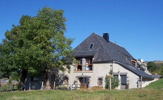 Gîte ou maison GITE DE LA POUCINIERE, saint sauves d auvergne 63950