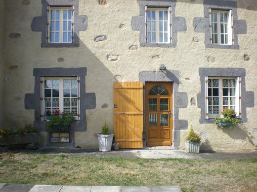 Gîte ou maison Gîte du Petit Byrand, saint angel 63410